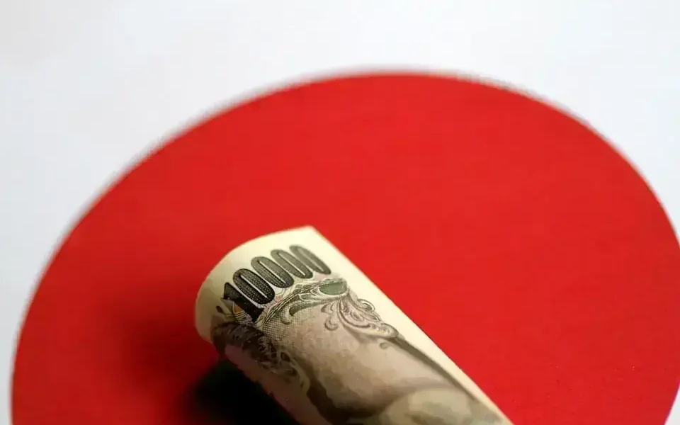 Japanese bond yields fall as yen strengthens