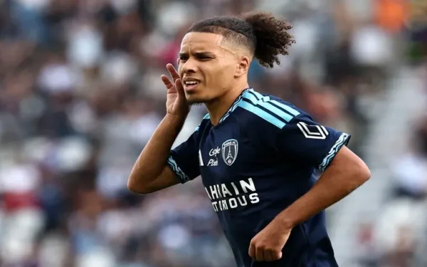 Rosenior guides Paris FC past Strasbourg despite fan abuse Rosenior guides Paris FC past Strasbourg despite fan abuse
