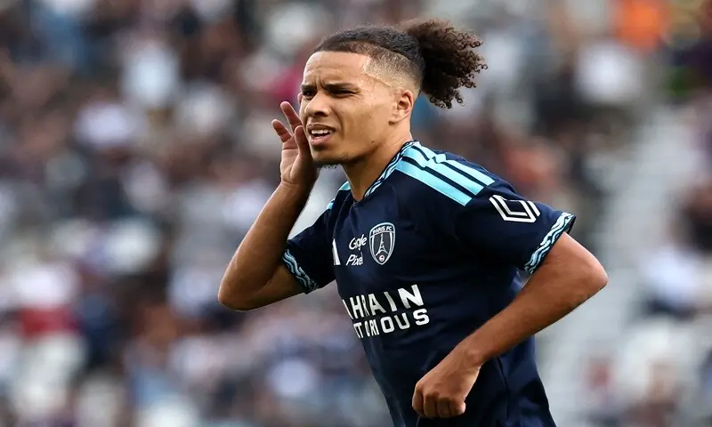 Rosenior guides Paris FC past Strasbourg despite fan abuse Rosenior guides Paris FC past Strasbourg despite fan abuse