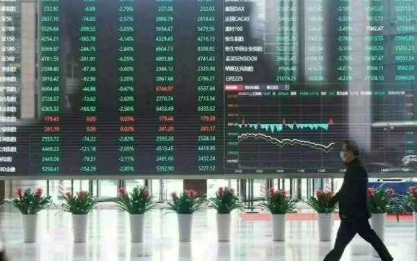 Chinese stocks fall as US-China tensions persist