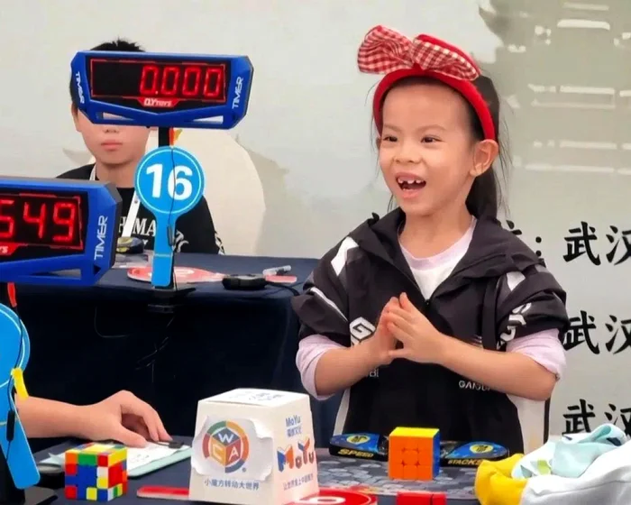 Six-year-old Chinese girl breaks Rubik’s Cube world record Six-year-old Chinese girl breaks Rubik’s Cube world record