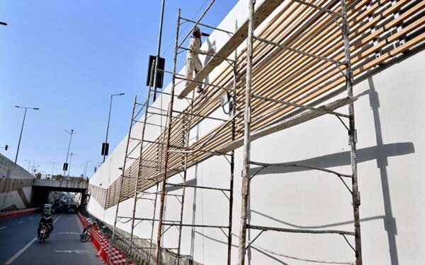 Labourers Enhance Appearance of Abdul Sattar Edhi Underpass