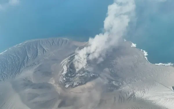 Indonesia’s Mount Anak Krakatoa Eruption Halts Airports, Strands Passengers Indonesia’s Mount Anak Krakatoa Eruption Halts Airports, Strands Passengers