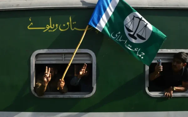 JI leader questions train delay as march pauses in Sukkur JI leader questions train delay as march pauses in Sukkur