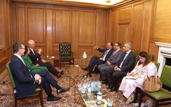 Finance Minister Meets with Standard Chartered CEO
