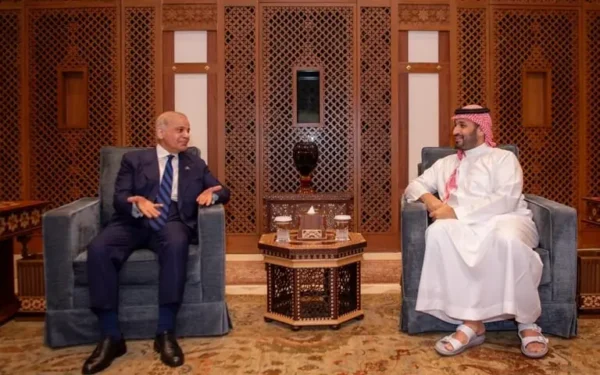 Pakistan to Continue Efforts for Regional Peace, PM Tells Saudi Crown Prince