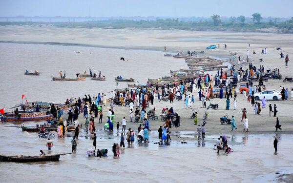 Families flock to Indus River banks amid monsoon rains