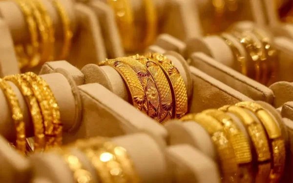 Gold prices in Pakistan drop by Rs12,800 per tola