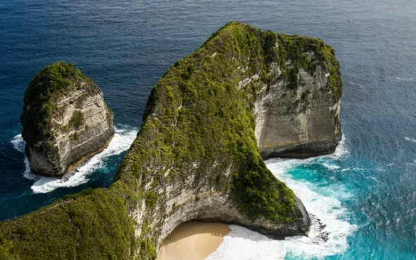 Australian tourist dies in tragic cliff fall at Bali beach Australian tourist dies in tragic cliff fall at Bali beach