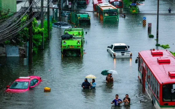 Bangkok floodwaters recede as authorities work to drain canals
