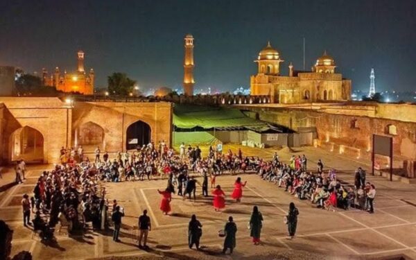 History By Night Tour Resumes in Lahore History By Night Tour Resumes in Lahore