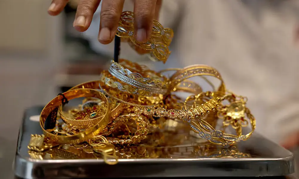 Gold prices fall in Pakistan following international market Gold prices fall in Pakistan following international market