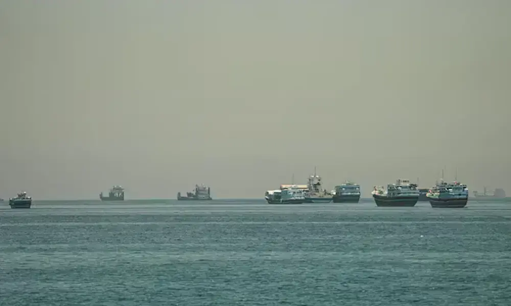 Strait of Hormuz sees reduced vessel traffic amid Mideast tension Strait of Hormuz sees reduced vessel traffic amid Mideast tension
