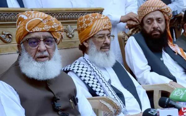 JUI-F Chief Criticizes Government Tactics, Calls for In-Camera Session