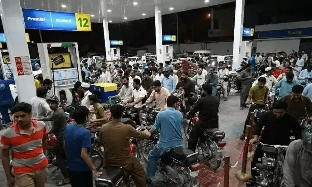 Government adjusts fuel prices in Pakistan Government adjusts fuel prices in Pakistan