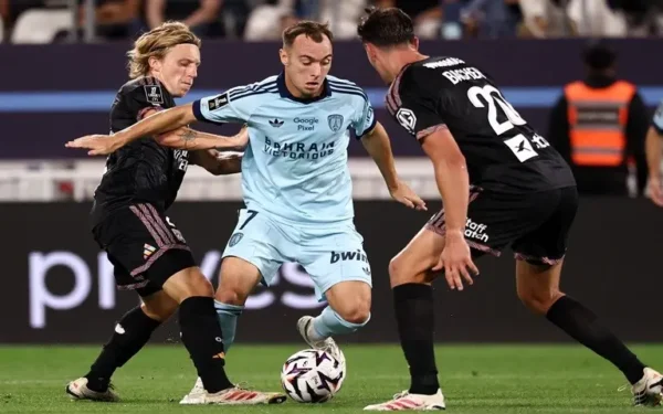 Paris FC and Lyon miss out as Ligue 1 leaders maintain advantage Paris FC and Lyon miss out as Ligue 1 leaders maintain advantage