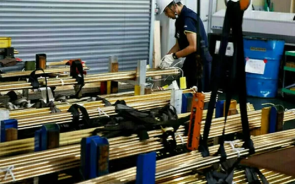 China’s Industrial Output Surges, Retail Sales Lag China’s Industrial Output Surges, Retail Sales Lag