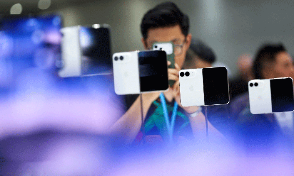 Samsung Launches Campaign to Counter Apple’s Foldable iPhone Samsung Launches Campaign to Counter Apple’s Foldable iPhone