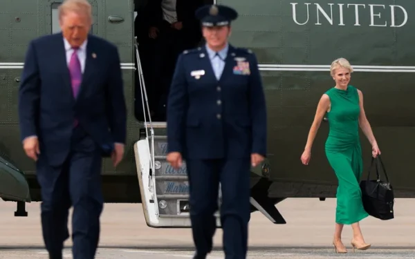 US President Trump faces scrutiny over cash gifts to aides US President Trump faces scrutiny over cash gifts to aides
