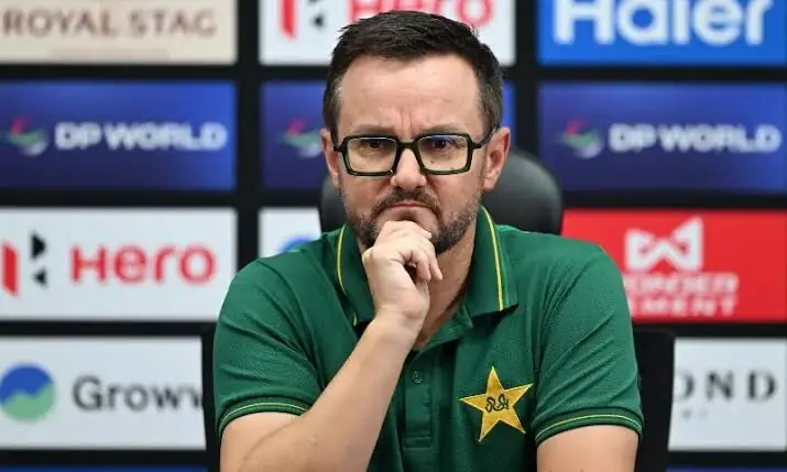 Hesson hopes Pakistan team can overcome chaos for third Test