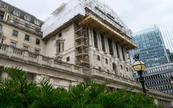 Economists Call for Bank of England to Halt Bond-Selling Economists Call for Bank of England to Halt Bond-Selling