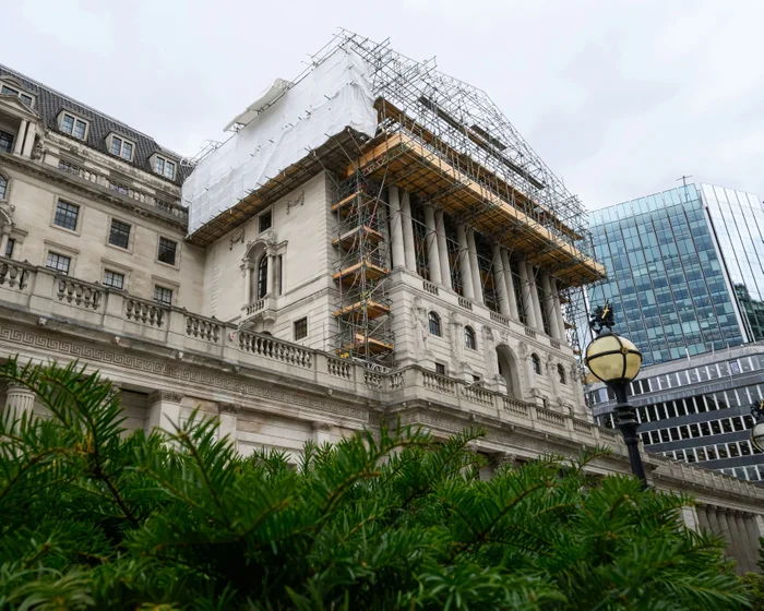 Economists Call for Bank of England to Halt Bond-Selling Economists Call for Bank of England to Halt Bond-Selling
