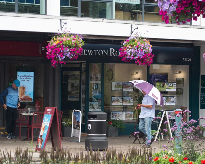 UK Consumer Confidence Plummets Amid Job Worries and Interest Rate Fears UK Consumer Confidence Plummets Amid Job Worries and Interest Rate Fears
