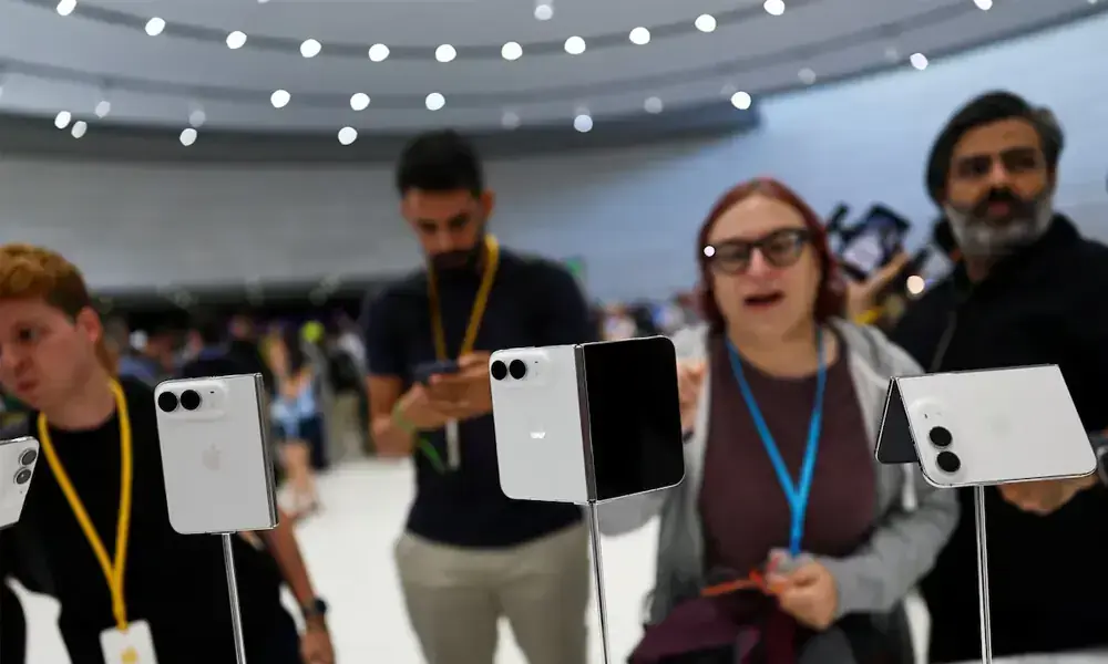 Apple Launches Foldable iPhone Duo with Advanced AI Capabilities Apple Launches Foldable iPhone Duo with Advanced AI Capabilities