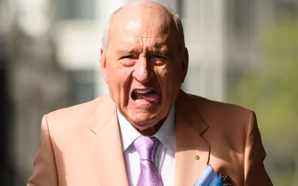 Witness defends Alan Jones, calls him ‘greatest broadcaster’ Witness defends Alan Jones, calls him ‘greatest broadcaster’