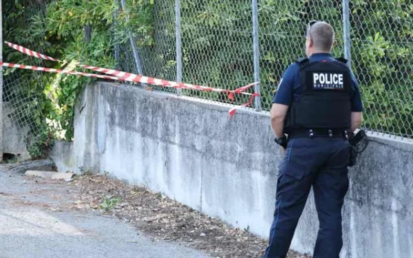 Thieves steal Renoir paintings from French museum Thieves steal Renoir paintings from French museum