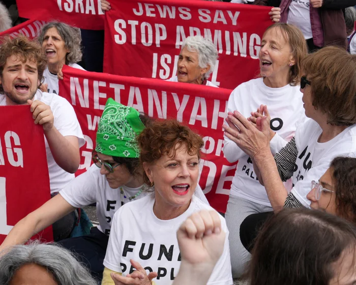 Actors Arrested at Anti-Netanyahu Protest in New York Actors Arrested at Anti-Netanyahu Protest in New York