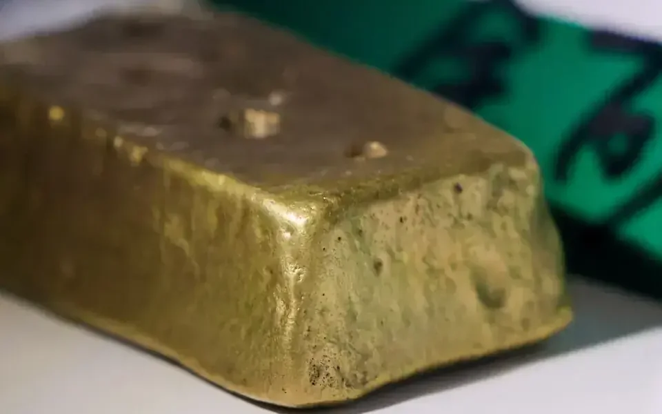 Gold prices steady but set for monthly decline amid inflation fears