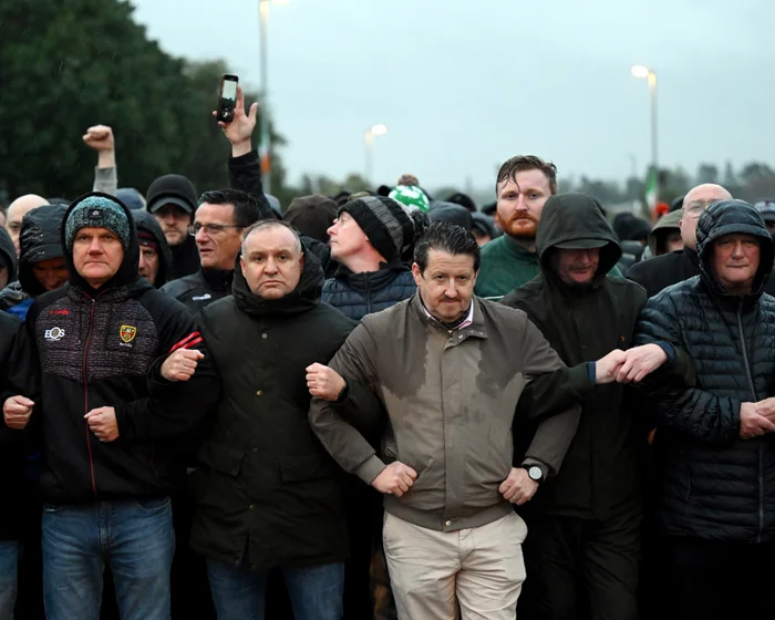 Protesters Disperse After Blocking Loyalist Parade Route in Portadown Protesters Disperse After Blocking Loyalist Parade Route in Portadown