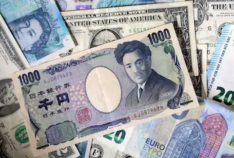 Yen Surges to Seven-Month High as Dollar Remains Weak