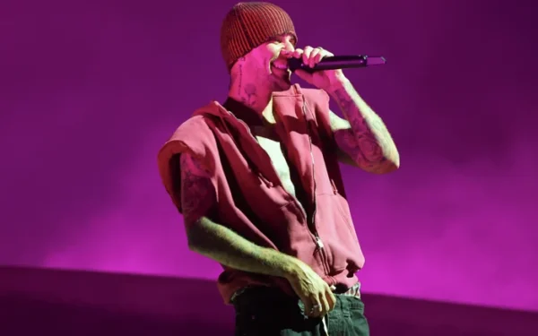 Justin Bieber surprises fans with acoustic performance in Los Angeles park Justin Bieber surprises fans with acoustic performance in Los Angeles park