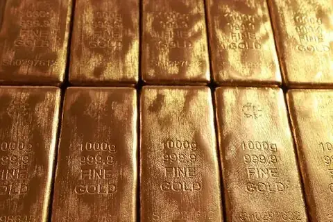 Gold prices fall as oil rally fuels rate hike expectations