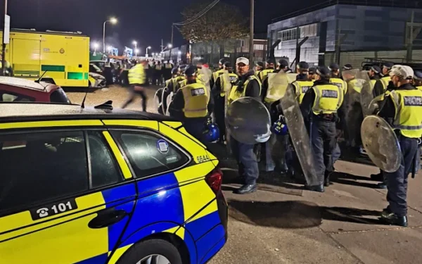 Police use force against far-right protesters in Portsmouth