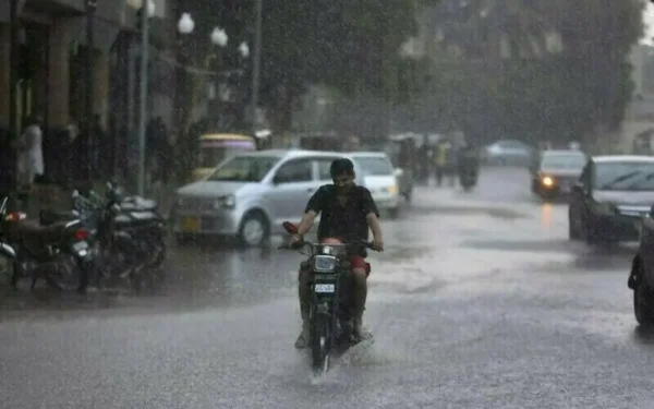 PMD warns of thunderstorms and light rain in Karachi