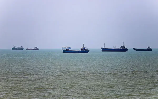 Oman Evacuates 16 Crew Members from Saudi Tanker Sidr Attacked by Iran Oman Evacuates 16 Crew Members from Saudi Tanker Sidr Attacked by Iran