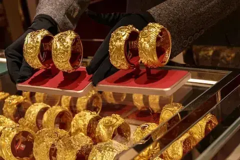 Gold prices rise as oil prices fall and dollar remains weak Gold prices rise as oil prices fall and dollar remains weak