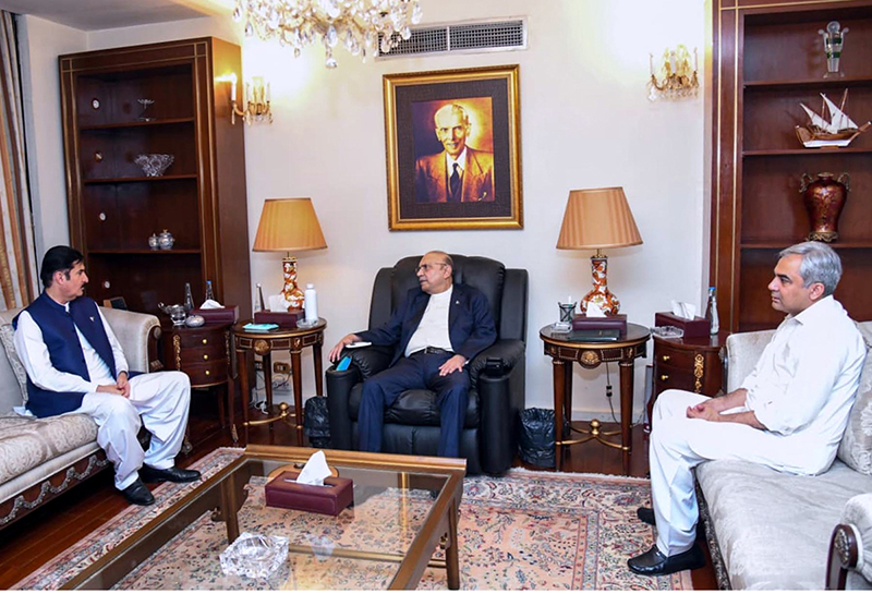 Zardari meets with Khyber Pakhtunkhwa Governor and Interior Minister Zardari meets with Khyber Pakhtunkhwa Governor and Interior Minister