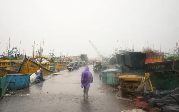 Indian authorities order evacuations as Cyclone Arnab approaches Indian authorities order evacuations as Cyclone Arnab approaches