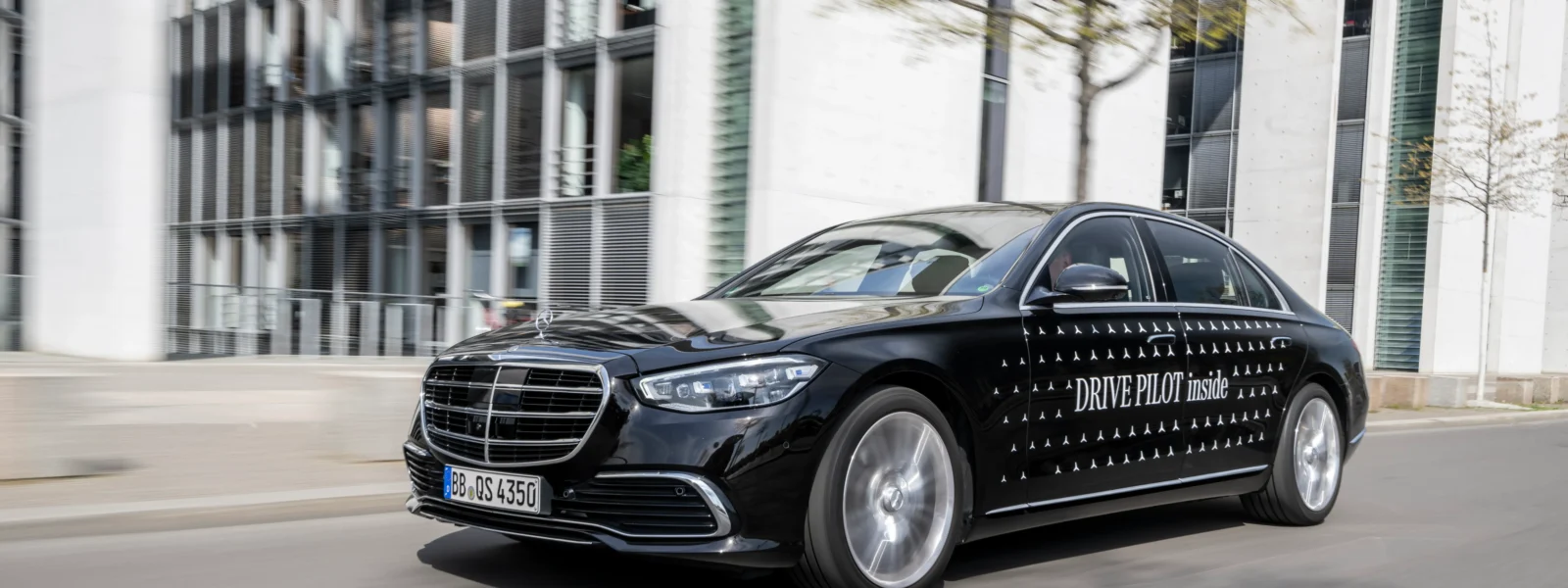 Feds mandate cyan lights for robotaxis to indicate autonomous driving Feds mandate cyan lights for robotaxis to indicate autonomous driving