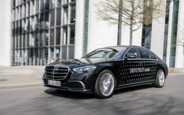 Feds mandate cyan lights for robotaxis to indicate autonomous driving Feds mandate cyan lights for robotaxis to indicate autonomous driving