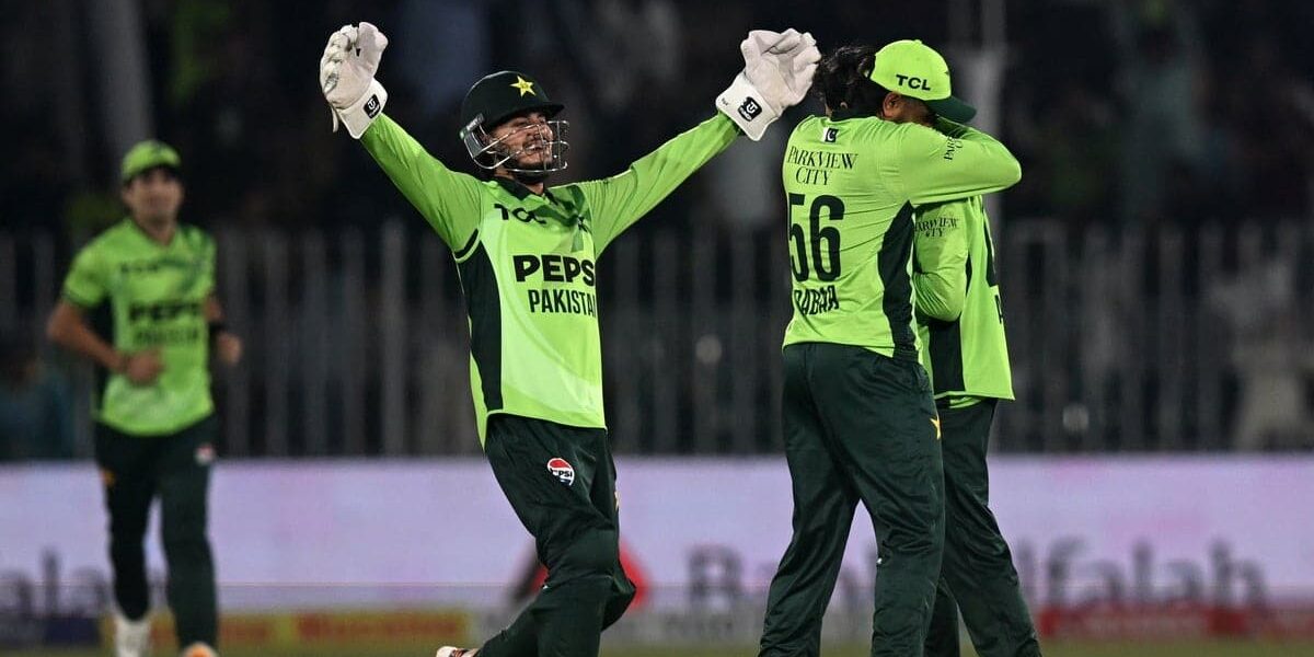 Pakistan Defeat England in ODI Tri-Series Pakistan Defeat England in ODI Tri-Series