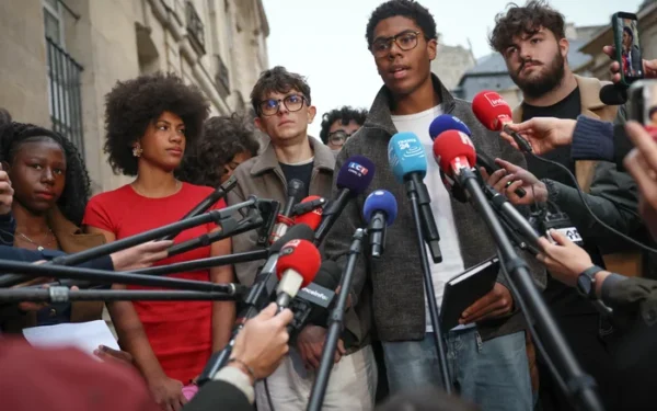 French student union urges school barricades to continue French student union urges school barricades to continue
