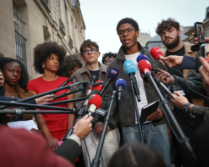 French student union urges school barricades to continue