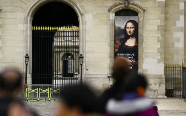Paris museums close as protests loom, tourists left disappointed Paris museums close as protests loom, tourists left disappointed
