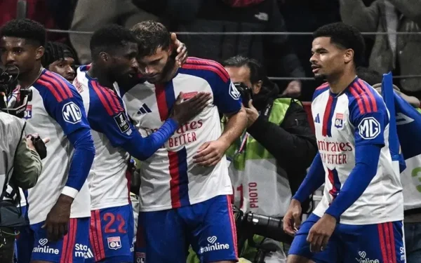 Lyon claim top spot in Ligue 1 as Monaco suffer first loss