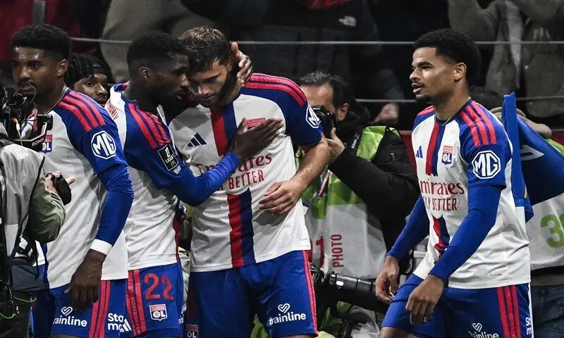 Lyon claim top spot in Ligue 1 as Monaco suffer first loss